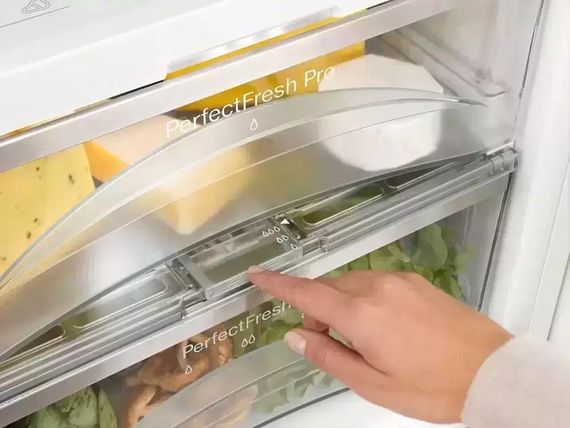 Встраиваемый холодильник Miele KFN37692iDE с витрины новый