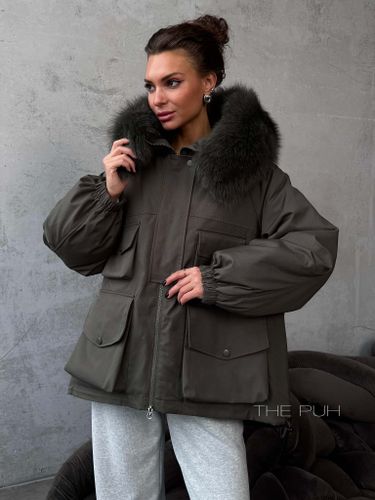 Зеленая объемная укороченная парка с капюшоном