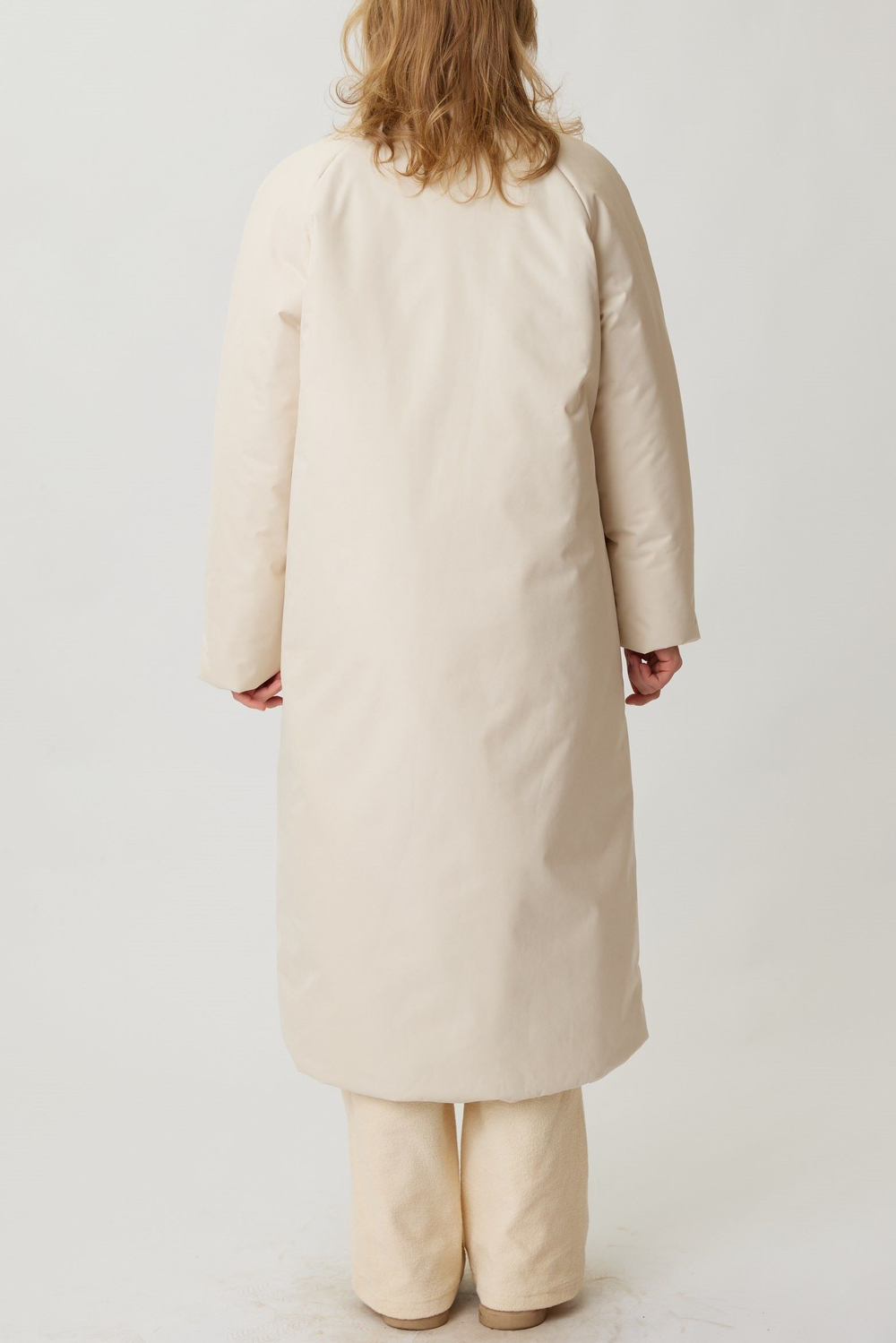 Зимнее пальто на запах из молочной бархатистой мембраны