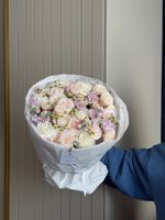 Букет из кустовых пионовидных роз, маттиолы, ромашки и диантусов