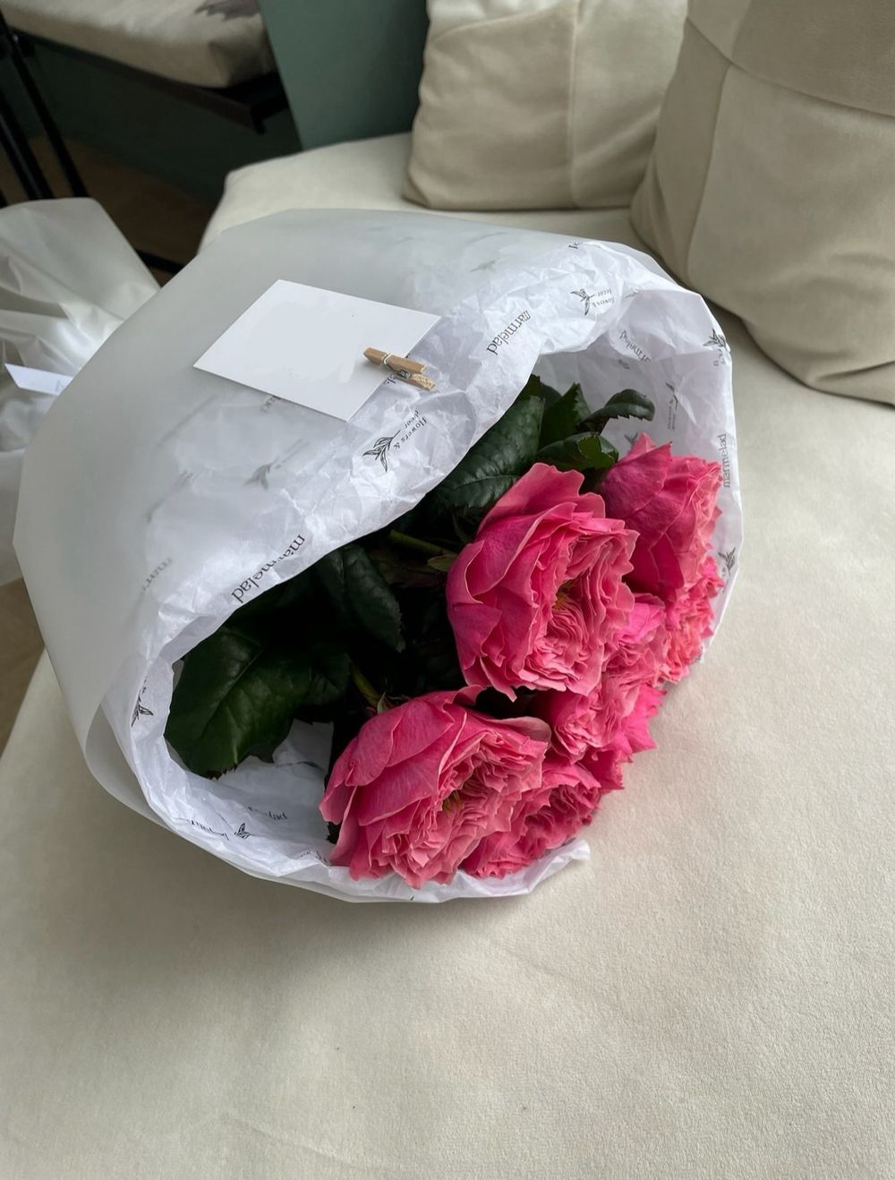 Авторский букет моно из розы яркого оттенка