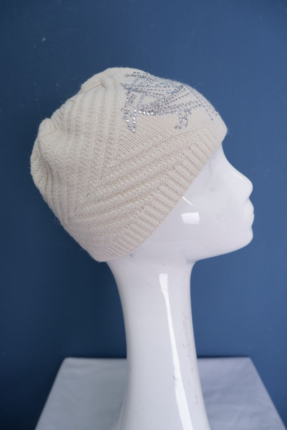 Шапка Krife со стразами