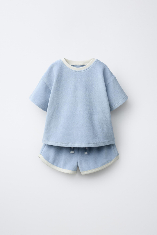 ZARA КОМПЛЕКТ ИЗ ФУТБОЛКИ И ШОРТОВ ИЗ МАХРОВОЙ ТКАНИ, НЕОНОВЫЙ СИНИЙ