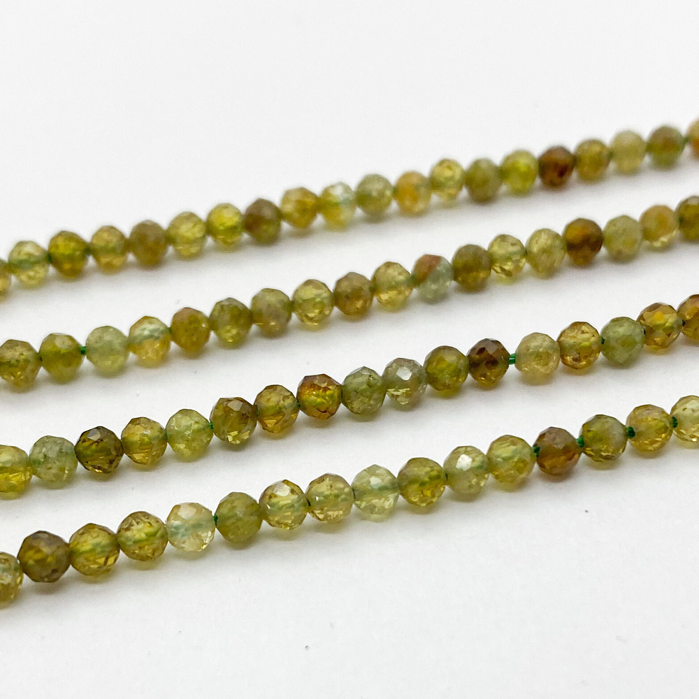 Бусины Гранат зеленый граненый, диаметр 2,7-2,8 мм, цена за 70-71 шт (1/2 нити)