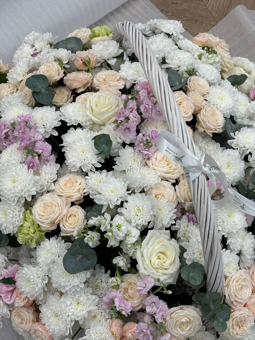 Гранд корзина из кустовых пионовидных роз, хризантемы, эвкалипта и маттиолы