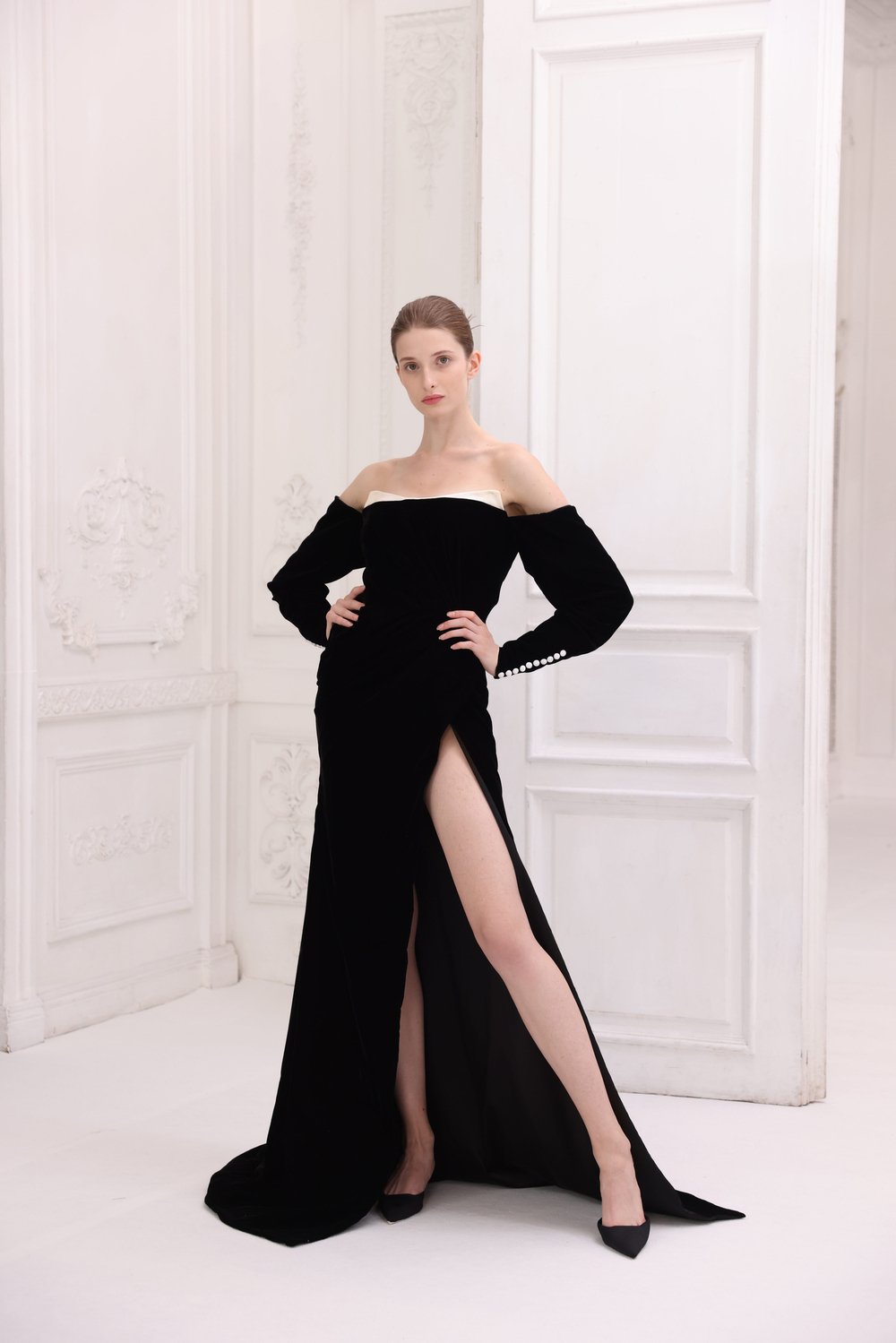 Коллекционное черное бархатное платье с белой вставкой