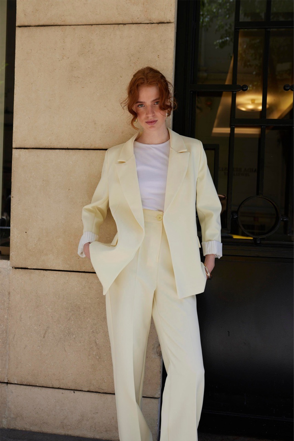 Костюм с прямыми брюкам и полуприталенным жакетом