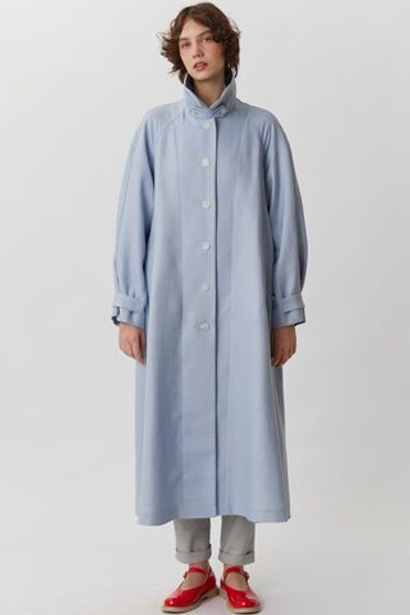 Объемный плащ из голубого льна
