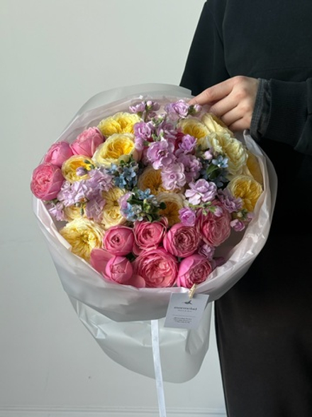 Сборный букет из кустовых пионовидных роз, оксипеталума и маттиолы в розовом оттенке