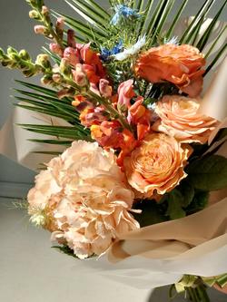 Летний солнечный букет с танацетумом и ароматными пионами Сара Бернард (С0034)