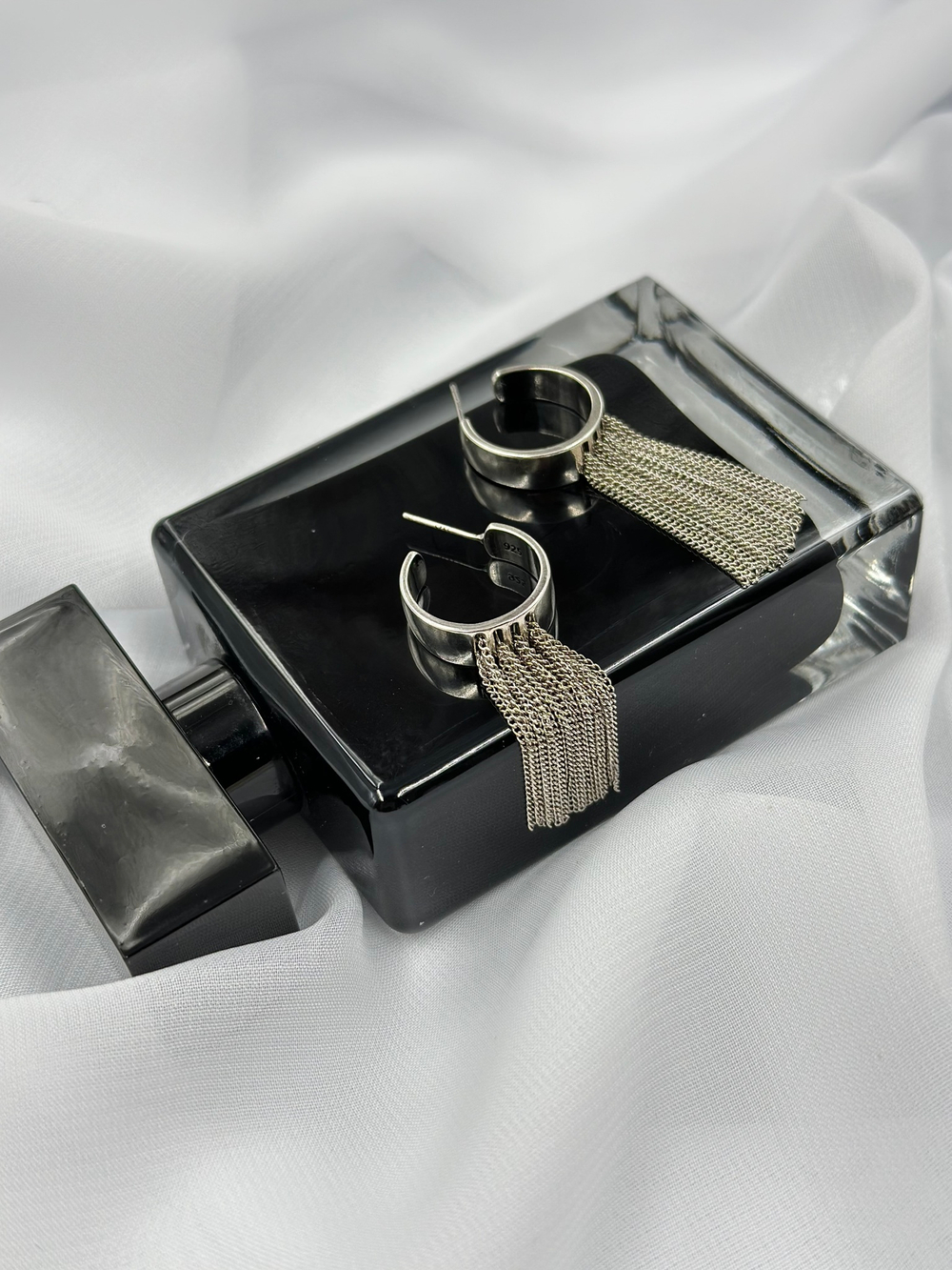 Серьги небольшие широкие кольца с тонкими цепочками, оттенок серебро