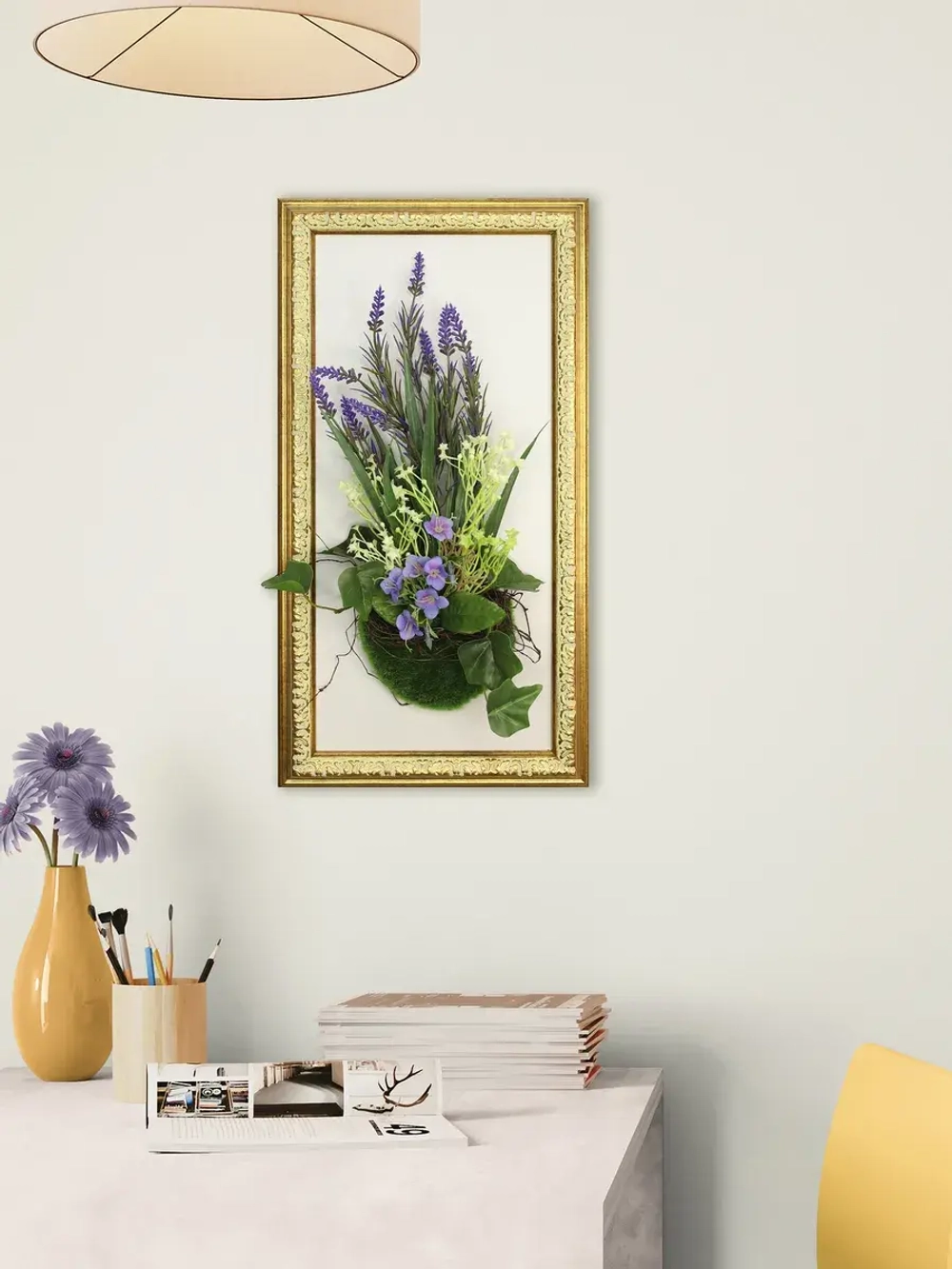 Искусственные цветы в багетной раме для декора