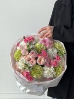 Букет из хризантемы, диантусов, оксипеталума, ранункулюсов и кустовых пионовидных роз