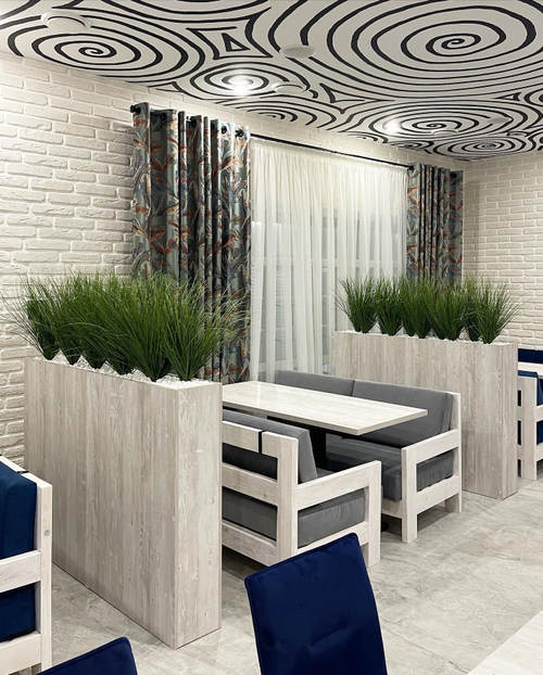 Озеленение девайдеров искусственными осоками для зонирования пространства ресторана