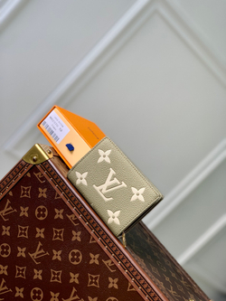 Louis Vuitton Clea Wallet