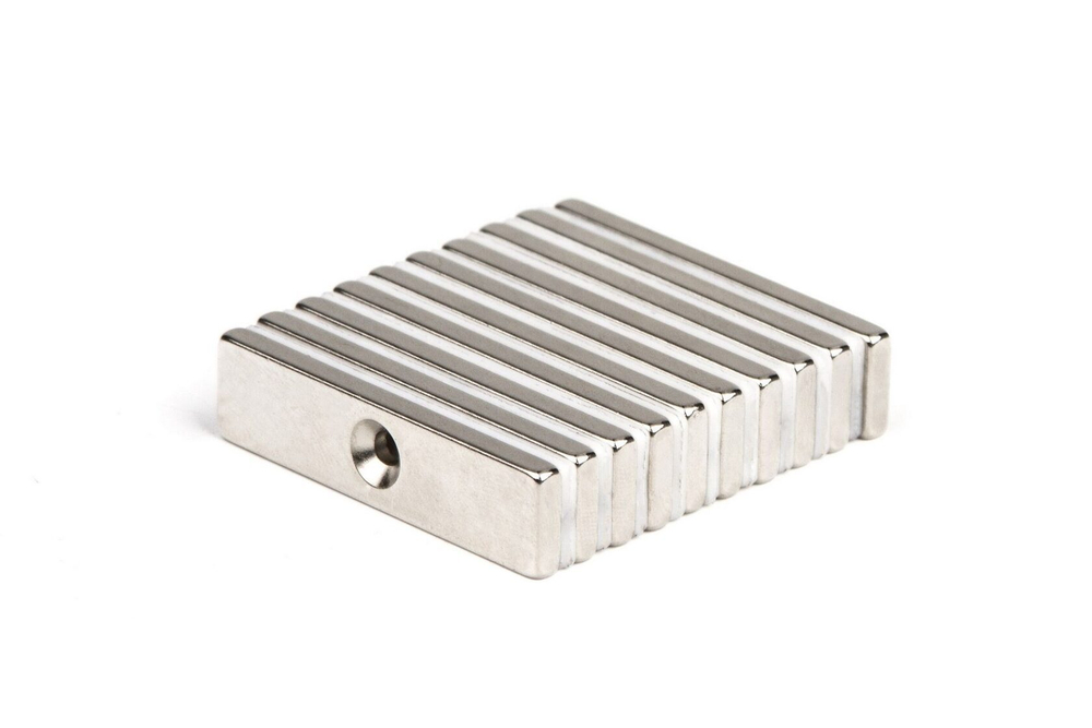 Неодимовый магнит прямоугольник с зенковкой 50х15х6 (D4/7.5х1)