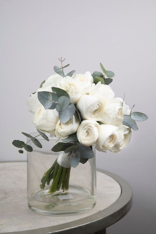 Свадебный букет из ранункулюсов с эвкалиптом