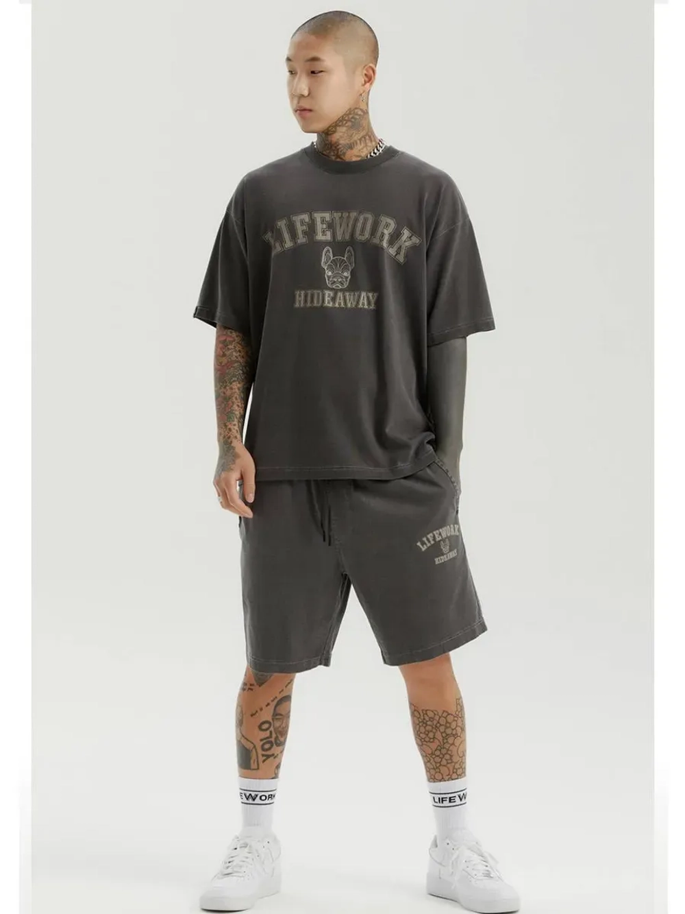 Пигментные шорты с арочной надписью