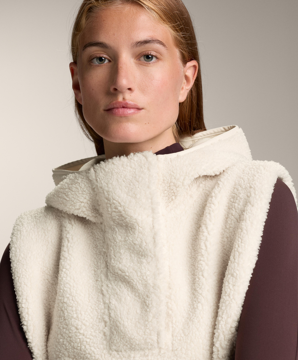 Oysho Жилет из искусственной овчины с капюшоном, экрю