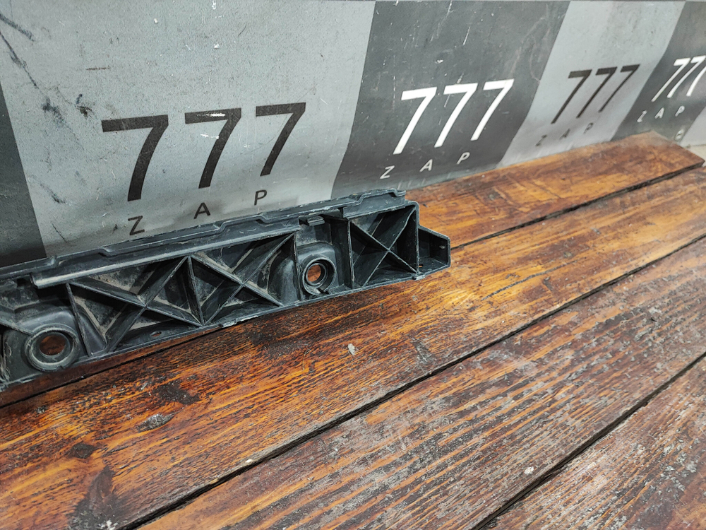 Кронштейн заднего бампера Volkswagen Tiguan 2 16-20 Б/У Оригинал 5NR807863