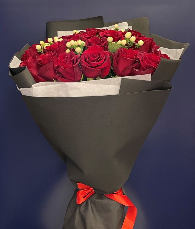 Букет из 25 красных роз с гиперикумом