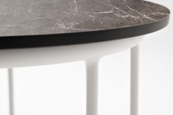 "Эквадор" журнальный стол из HPL круглый Ø40 H55, каркас из алюминия белый муар, цвет столешницы "серый мрамор"