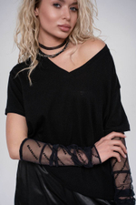 Футболка из легкой ткани с гипюровыми вставками на спине