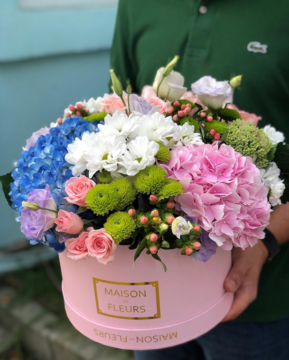 Стильная композиция из летних и сезонных цветов в розовой коробке "Maison des fleurs"