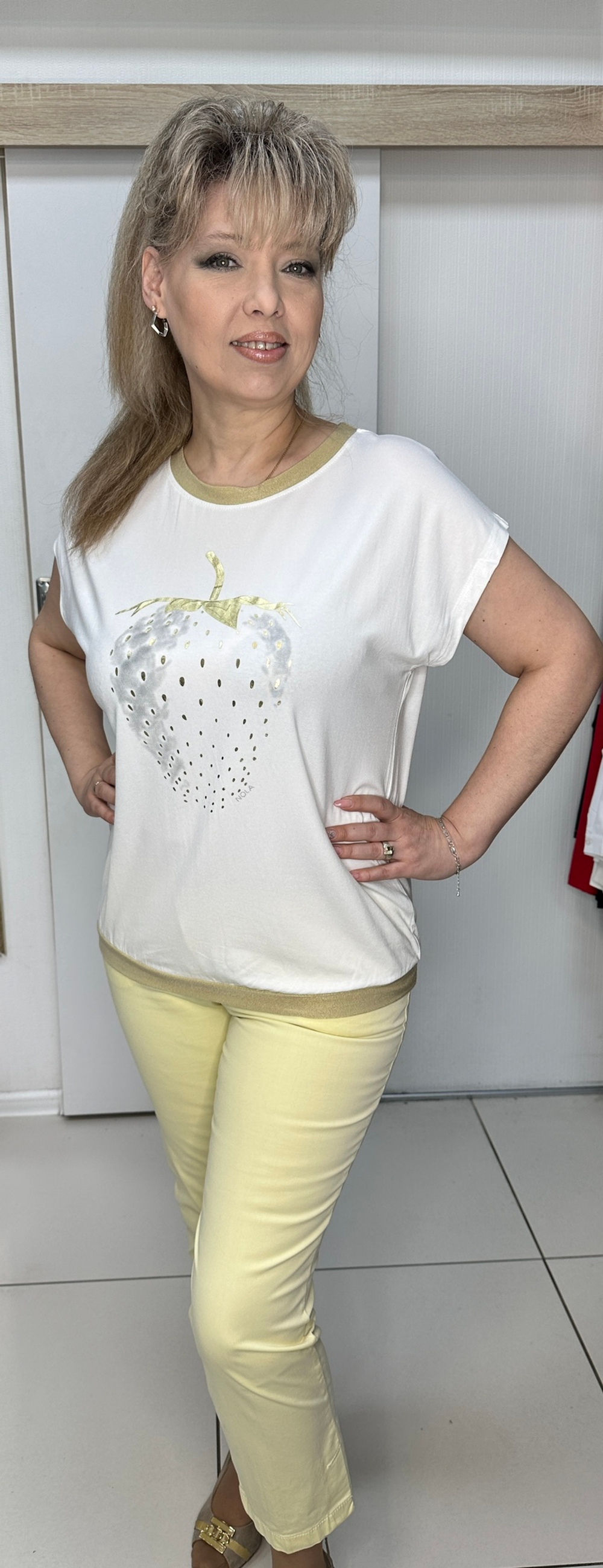 Белая блузон-футболка с изображением клубники