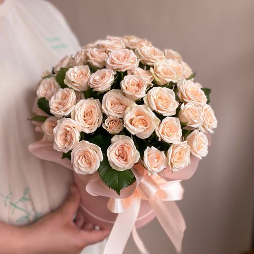 Коробка с кустовыми кремовыми розами 9 шт