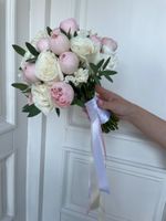 Свадебный букет из кустовых пионовидных роз, диантусов, одноголовых роз и эвкалипта