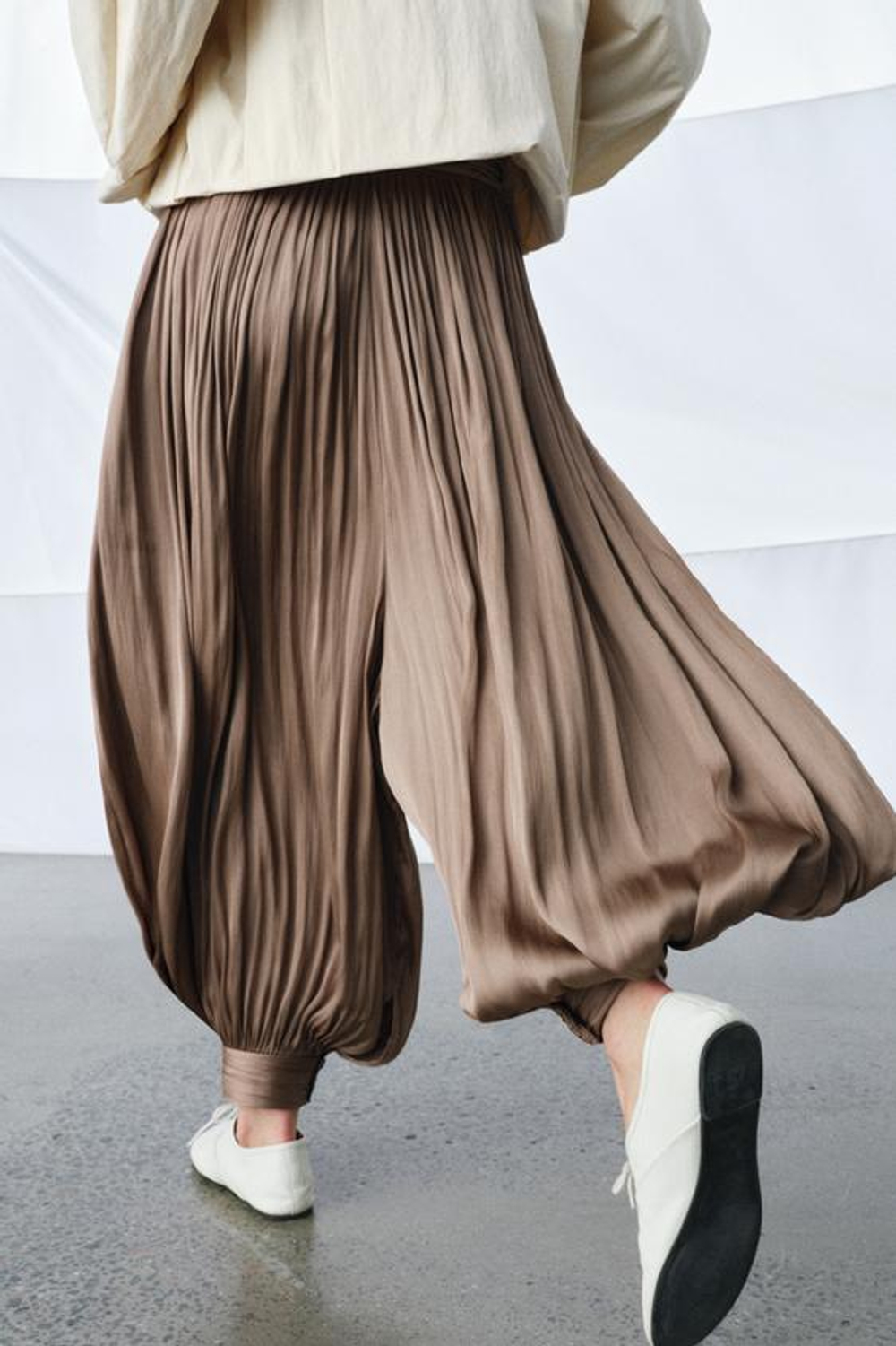 ZARA ПЛИССИРОВАННЫЕ ОБЪЕМНЫЕ БРЮКИ — ZW COLLECTION, КОРИЧНЕВЫЙ