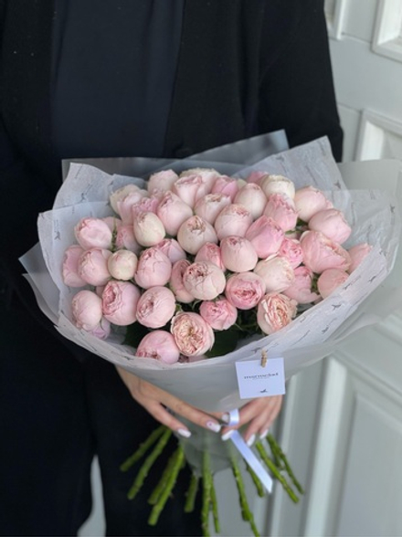 Букет из кустовой пионовидной розы в матовой пленке