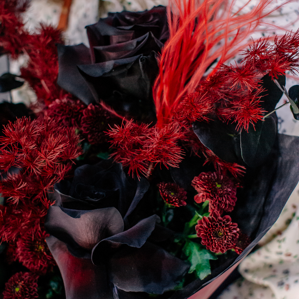 87. Стильный темный букет с черными французскими розами