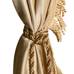 Шторы спального места с ламбрекеном и прихватами "Кисти" в кабину Volvo, Scania, MAN, DAF, Merc, Камаз, Sitrak, Shacman, Foton, FAW. Высота 1,5м, ширина одной стороны - 1,15м. Блэкаут, велюр. Бежевый цвет с бежевой бахромой и коричневыми кистями