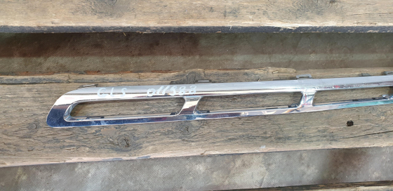 Молдинг решетки радиатора Mercedes GL GLS (X166) 15-19 Б/У Оригинал A1668881785