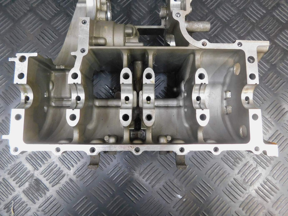 Нижняя часть картера Kawasaki ZZR 400 98 053019