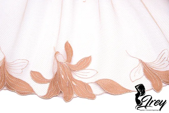 05-133 Вышивка на неэл. сетке 18 см, телесный/бежевый (правая)