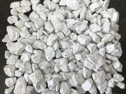 Диоритовая кубовидная крошка окрашенная белая 4-8, 8-16, 16-22 мм (На фото 8-16 мм)