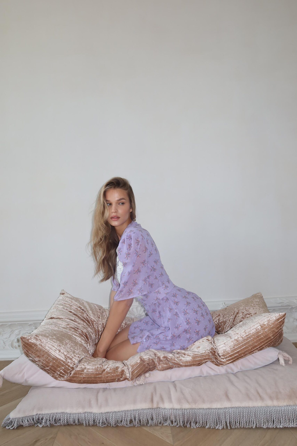 Платье мини с кружевом и цветочным принтом