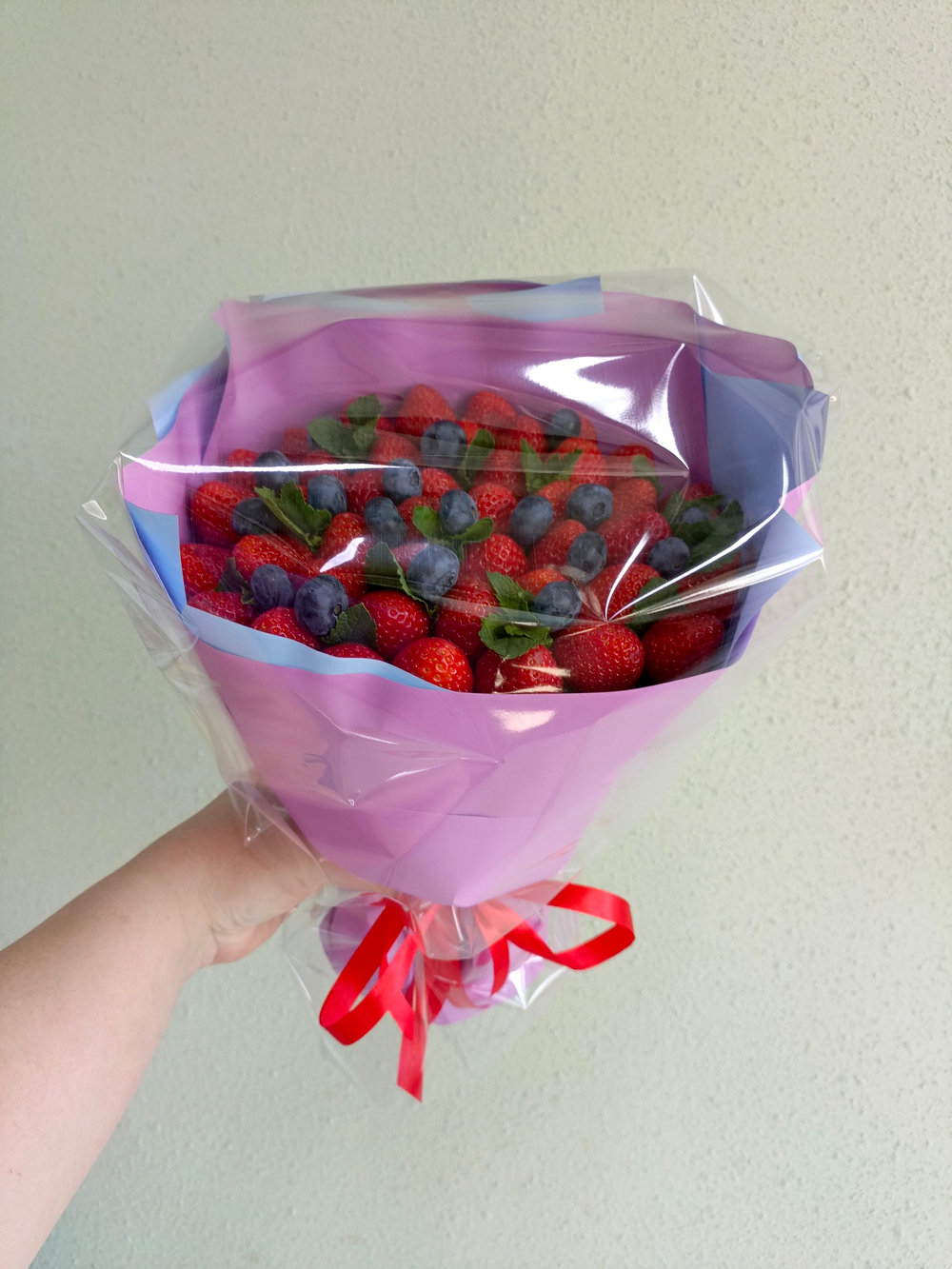 Ягодный букет из клубники и голубики