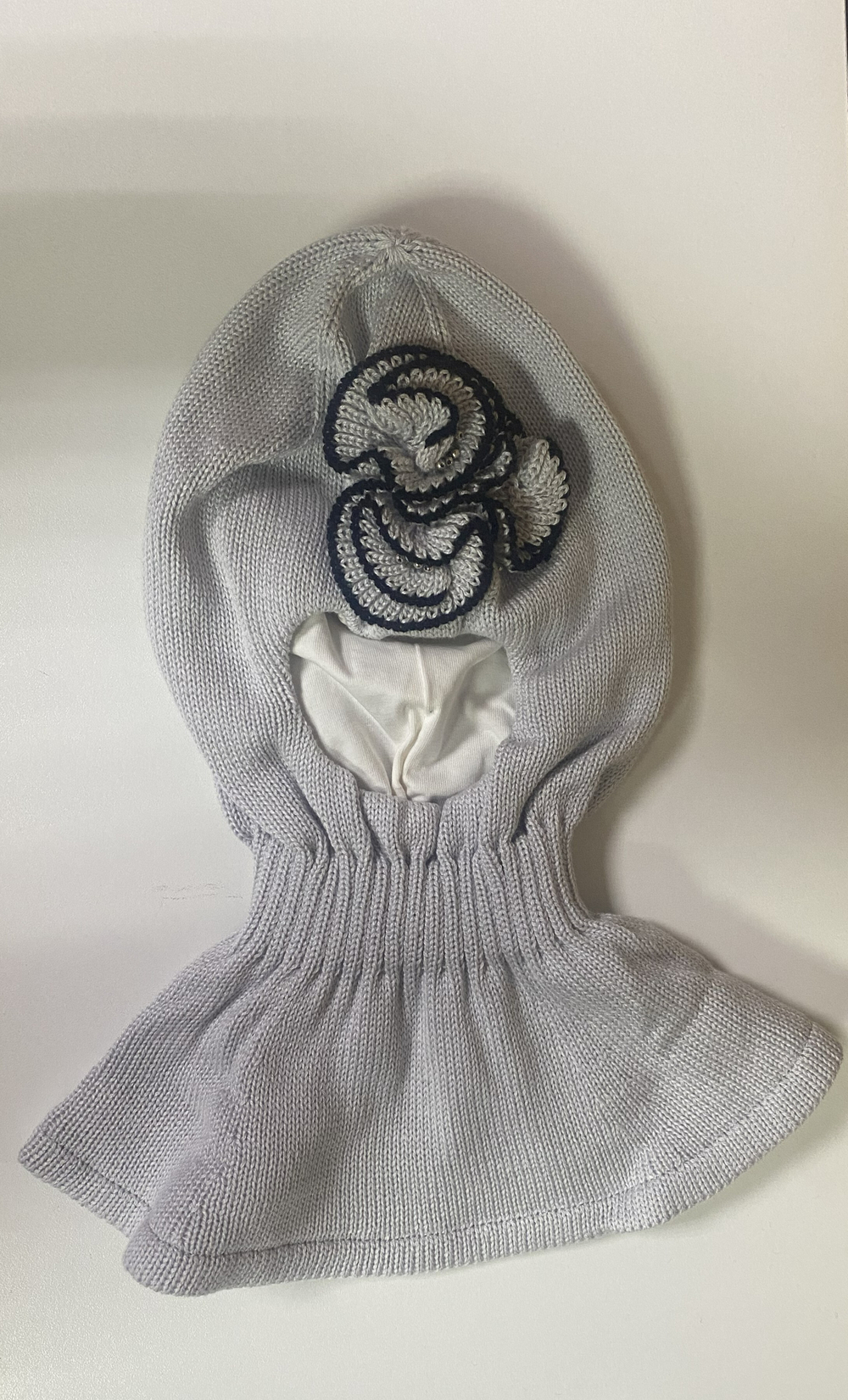 Шлем демисезонный на девочку серый с цветочной нашивкой, размеры 46,48