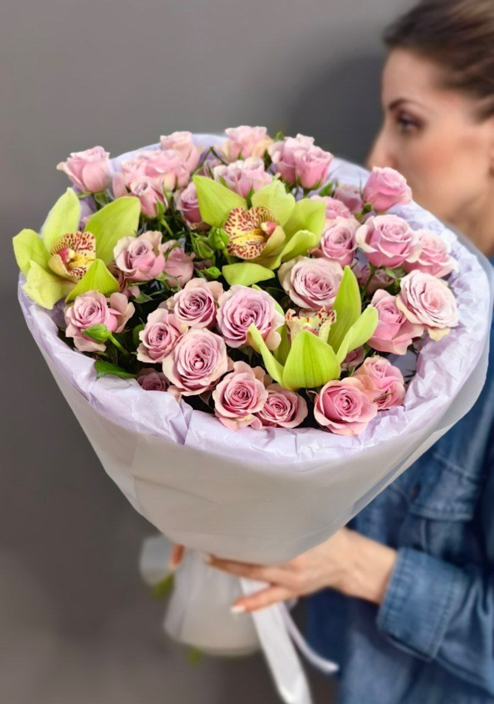 Букет с кустовыми сиреневыми розами и фисташковыми орхидеями