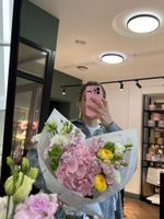 Букет сборный с гортензией, лизиантусом, маттиолой и молуцелой