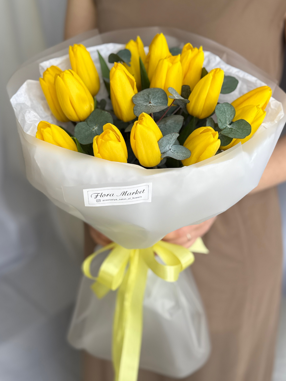 Яркие желтые тюльпаны премиум сорта и зелень эвкалипта в воздушном оформлении от Флора Маркет