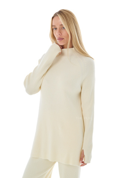 Белый трикотажный костюм в рубчик