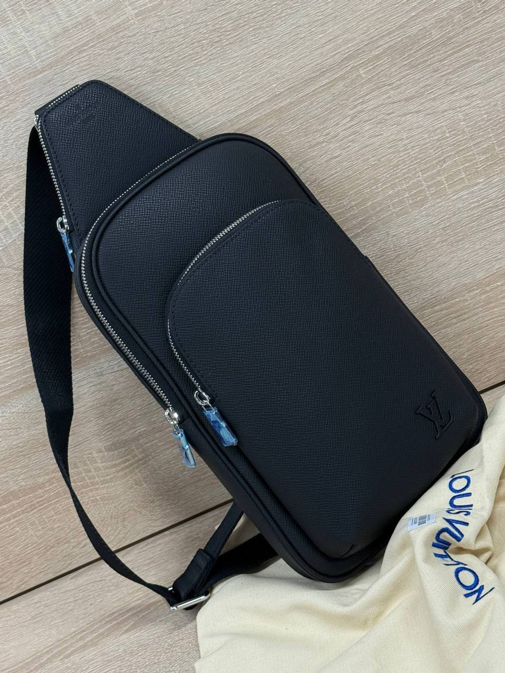 Сумка-слинг Louis Vuitton