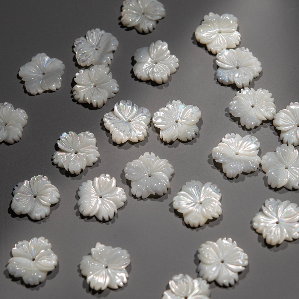 Цветочек 15мм из цельного белого перламутра