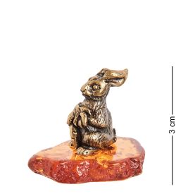 Народные промыслы AM-1535 Фигурка «Зайчик с морковкой» (латунь, янтарь)