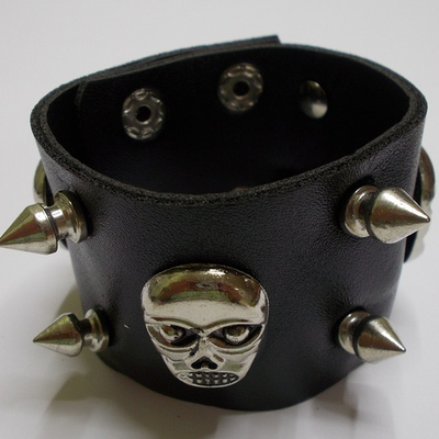 Браслет на руку с шипами, черепами. Искусственная кожа.